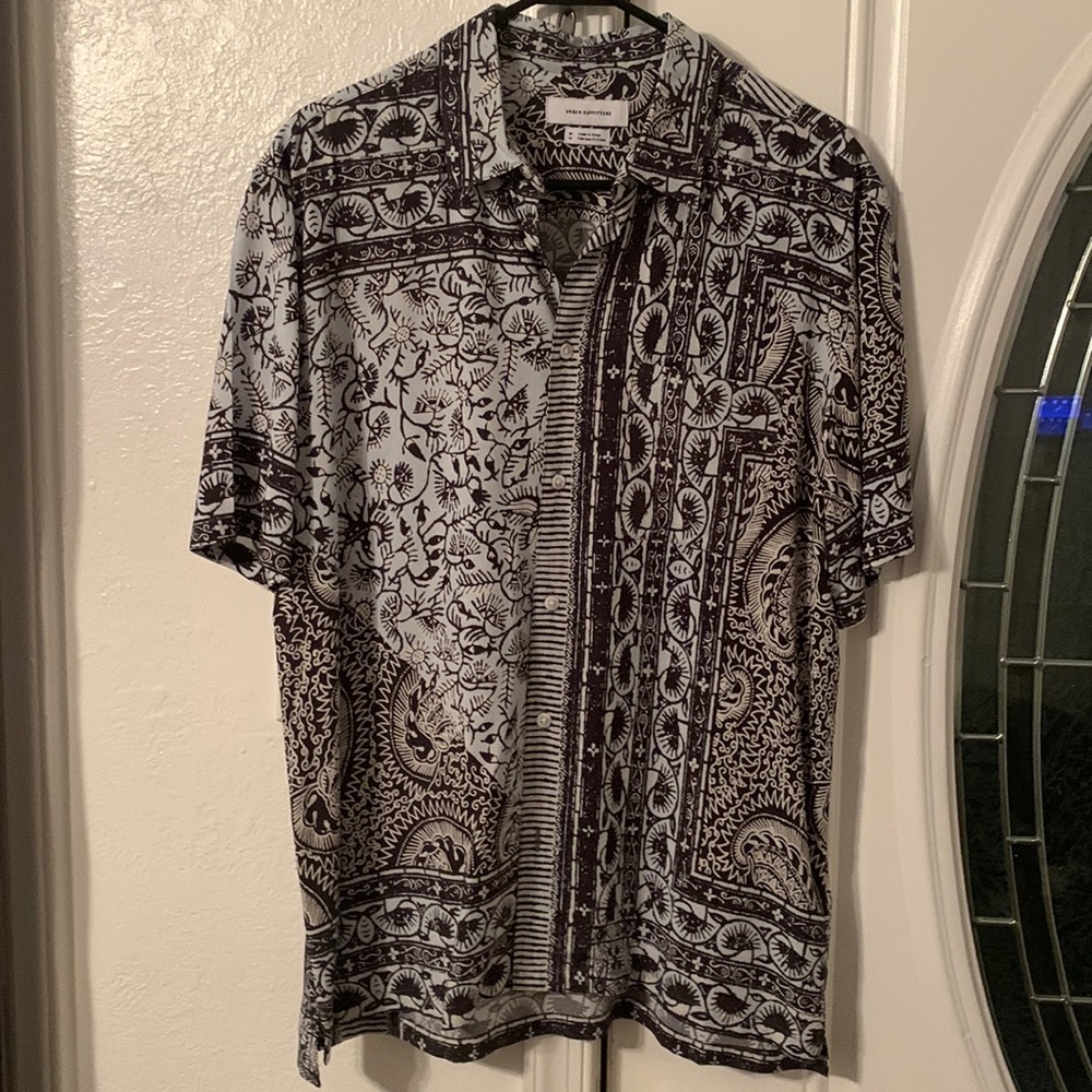 Urban Outfitters casual button down short sleeve shirt size medium